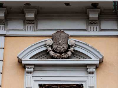...spicca lo stemma in pietra di Canneto raffigurante tre leoni con un campo di canne sullo sfondo